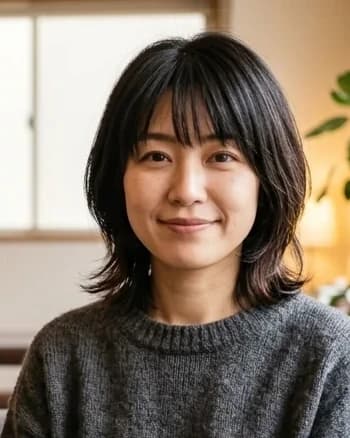 穏やかな表情で座る女性