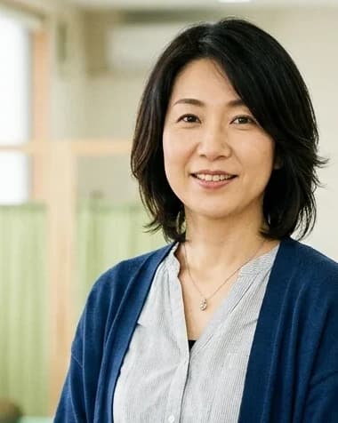 笑顔で立つ女性